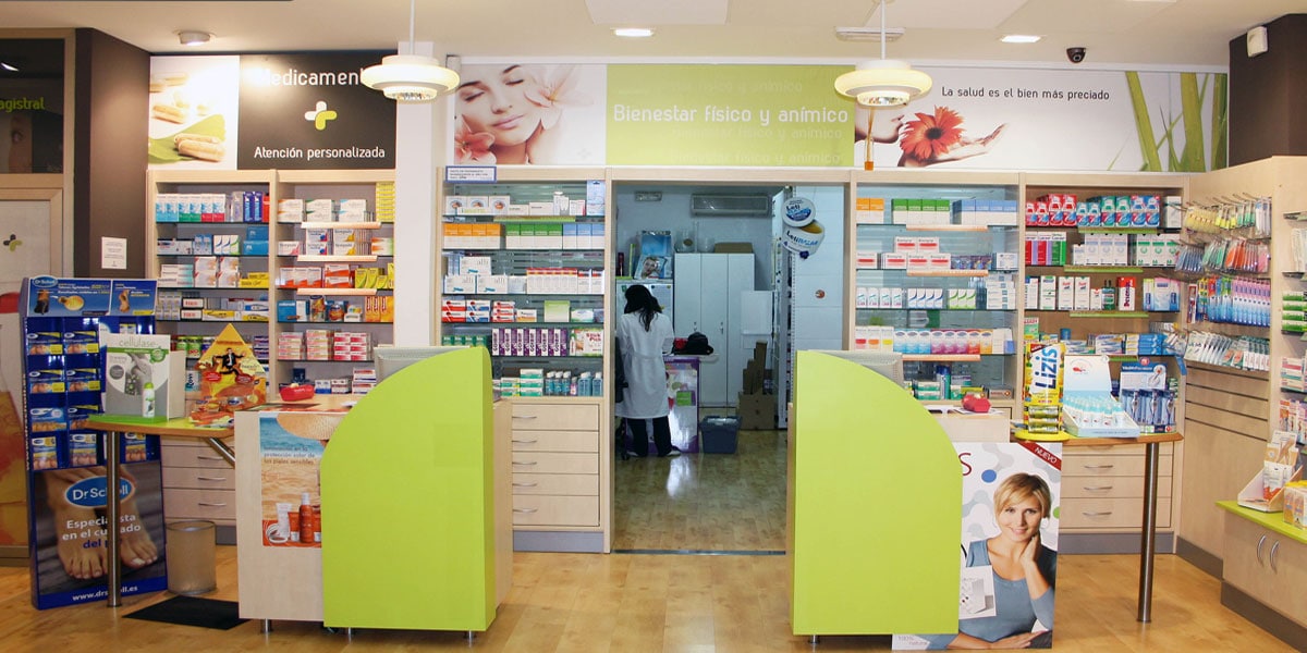 Interior de una farmacia con estanterías y medicamentos