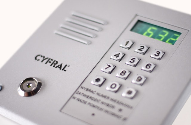 Panel de control de una alarma con botones y números