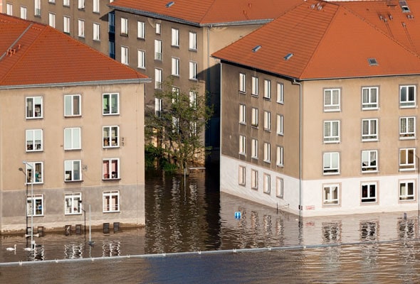 Edificios de habitación con calles inundadas
